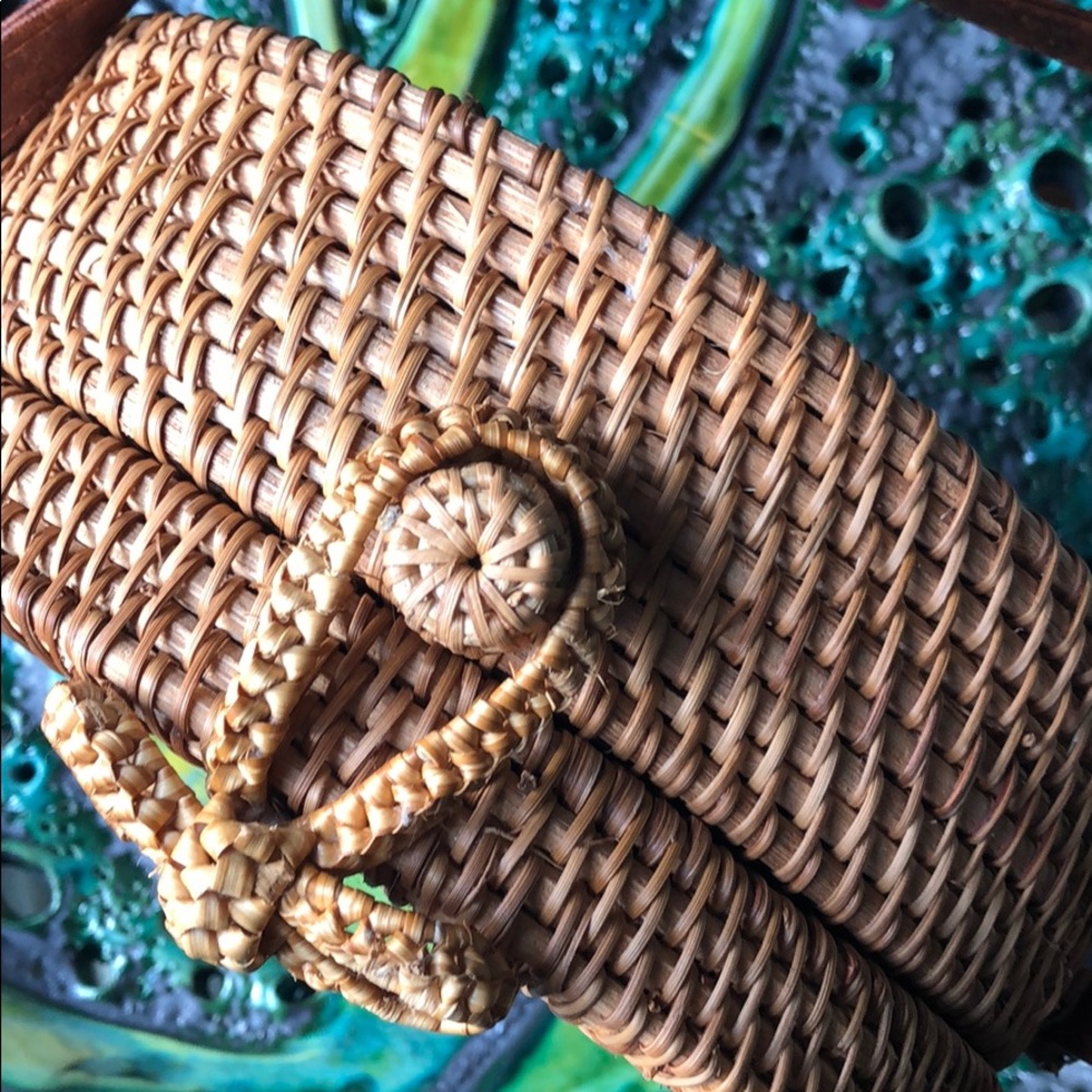 Gently used round rattan shoulder bag - Picture 3 of 4